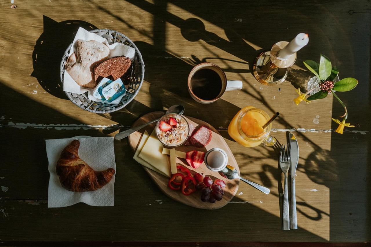 Kefs Guesthouse & Cafe Эрёскёбинг Экстерьер фото