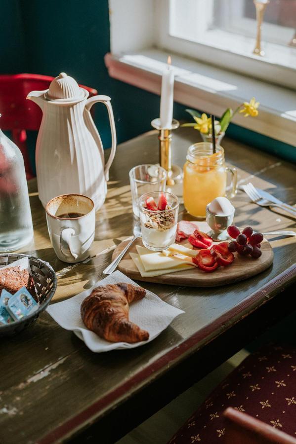 Kefs Guesthouse & Cafe Эрёскёбинг Экстерьер фото